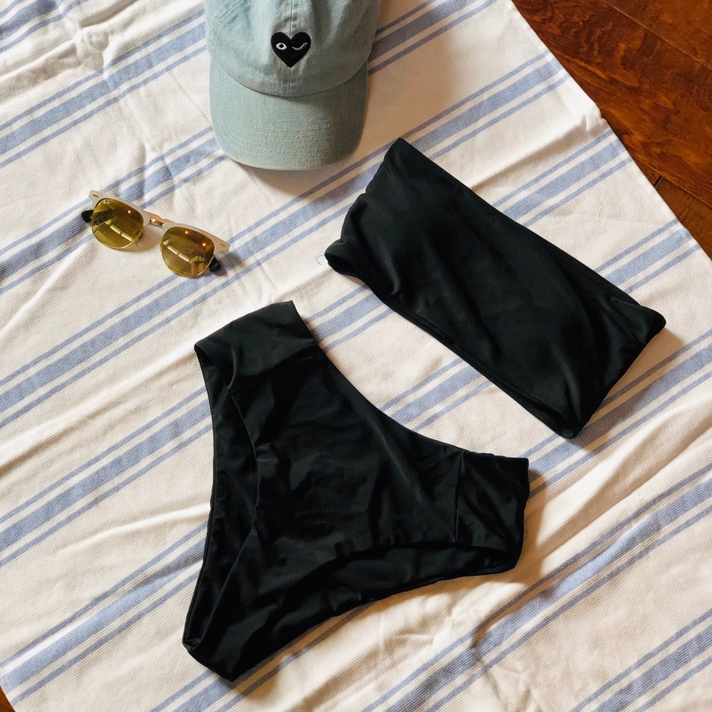 Strapless black bikini